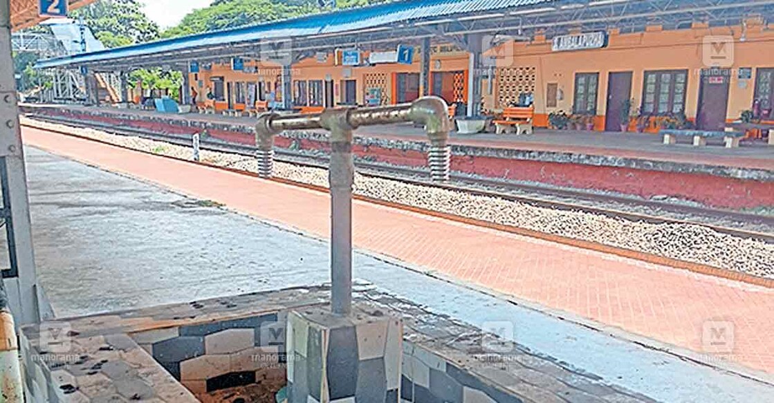അമ്പലപ്പുഴ റെയിൽവേ സ്റ്റേഷൻ രണ്ടാം പ്ലാറ്റ് ഫോമിലെ ശുദ്ധജല ടാപ്പ് ഉപയോഗ ശൂന്യമായ നിലയിൽ.  
