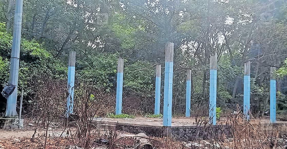 alappuzha-antisocials വാടക്കൽ മത്സ്യഗന്ധി കടപ്പുറത്ത് നഗരസഭയുടെ ലേല ഹാളിന്റെ മേൽക്കൂര ഇളക്കിയെടുത്തു കൊണ്ടുപോയ നിലയിൽ.