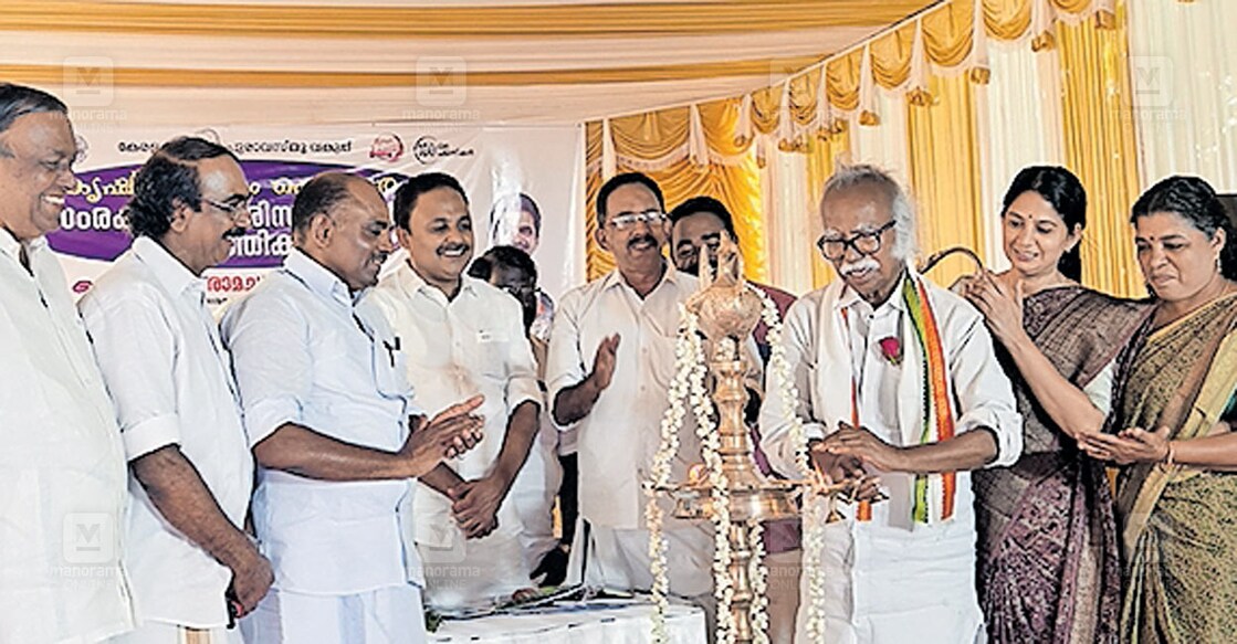 alappuzha-kadanappally-ramachandran കൃഷ്ണപുരം കൊട്ടാരത്തിന്റെ സംരക്ഷണ, പരിസര വികസന പ്രവർത്തനങ്ങൾ മന്ത്രി രാമചന്ദ്രൻ കടന്നപ്പള്ളി ഉദ്ഘാടനം ചെയ്യുന്നു. യു.പ്രതിഭ എംഎൽഎ സമീപം.