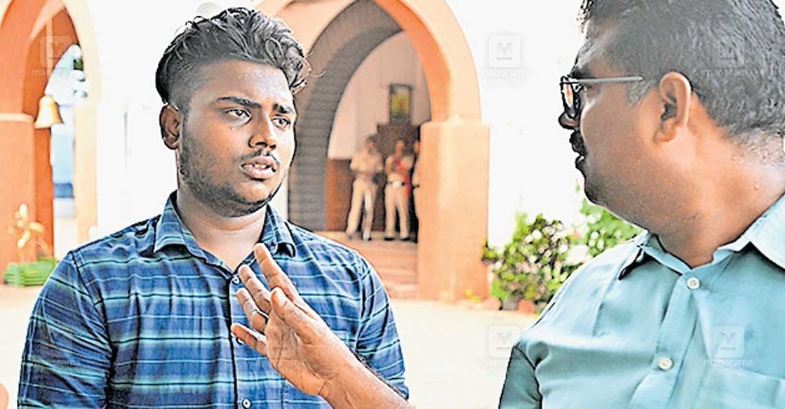 s-adhil ബെംഗളൂരുവിലെ നഴ്സിങ് കോളജ് പ്രവേശനവുമായി ബന്ധപ്പെട്ടു റിക്രൂട്ടിങ് ഏജന്റുമാരിൽ നിന്നു ക്രൂരപീഡനം നേരിട്ട മാവേലിക്കര സ്വദേശി എസ്.ആദിൽ പിതാവ് എം.ഷിജിക്കൊപ്പം ആലപ്പുഴ ജില്ലാ പൊലീസ് മേധാവിയുടെ കാര്യാലയത്തിൽ പരാതി നൽകാൻ എത്തിയപ്പോൾ.
ചിത്രം: മനോരമ