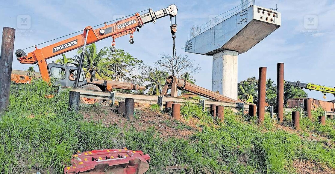 alappuzha-piling-work പൈലിങ് യന്ത്രത്തിന്റെ ഇരുമ്പ് ദണ്ഡ് നീക്കം ചെയ്യുന്ന ജോലി തുടങ്ങിയപ്പോൾ