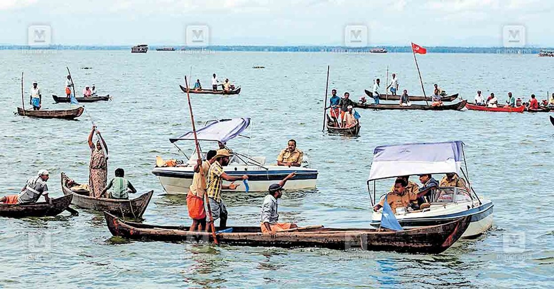 2013 ജൂണിൽ ആലപ്പുഴ പുന്നമടക്കായലിൽ സീ പ്ലെയ്ൻ ഇറങ്ങാൻ ഒരുങ്ങിയപ്പോൾ മത്സ്യത്തൊഴിലാളി ഫെഡറേഷൻ (സിഐടിയു), മത്സ്യത്തൊഴിലാളി യൂണിയൻ (എഐടിയുസി) എന്നിവയുടെ നേതൃത്വത്തിൽ കായലിൽ ചെറുവള്ളങ്ങൾ നിരത്തി തടയുന്നു. (ഫയൽ ചിത്രം)
