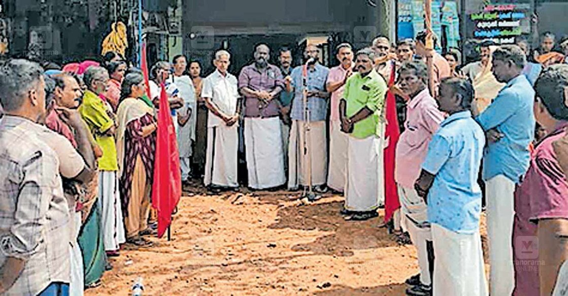 പാണാവള്ളി പഞ്ചായത്ത് ഓഫിസിനു മുന്നിൽ സിപിഎം നടത്തിയ പ്രതിഷേധ സമരം ജില്ലാ കമ്മിറ്റി അംഗം എൻ.ആർ. ബാബുരാജ് ഉദ്ഘാടനം ചെയ്യുന്നു.
