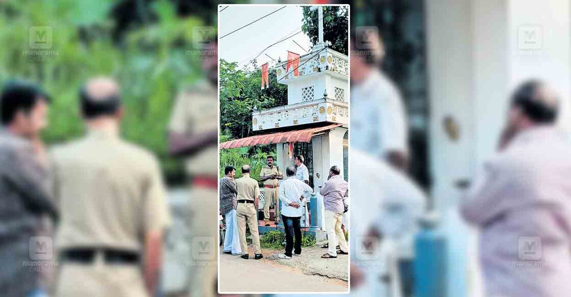 മോഷണം നടന്ന, പേരിശേരി സെന്റ് മേരീസ് കുരിശടിയിൽ പൊലീസ് പരിശോധന നടത്തുന്നു.  
