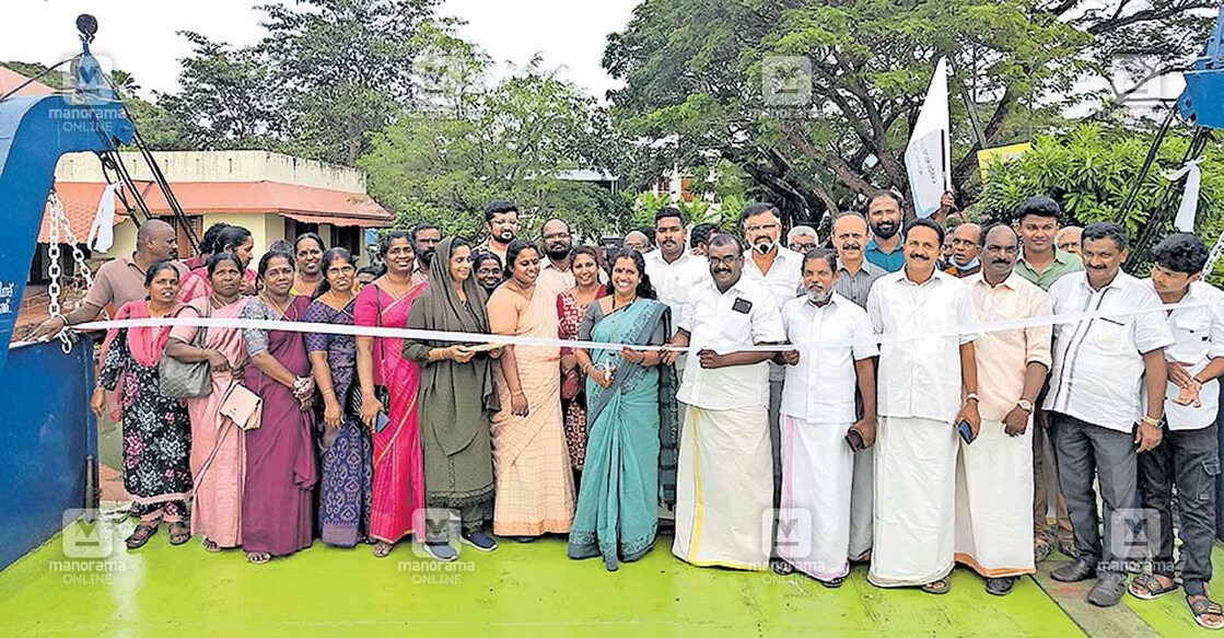 തവണക്കടവ് – വൈക്കം ജങ്കാർ സർവീസ് വൈക്കം നഗരസഭാധ്യക്ഷ പ്രീത രാജേഷ് ഉദ്ഘാടനം ചെയ്യുന്നു.  