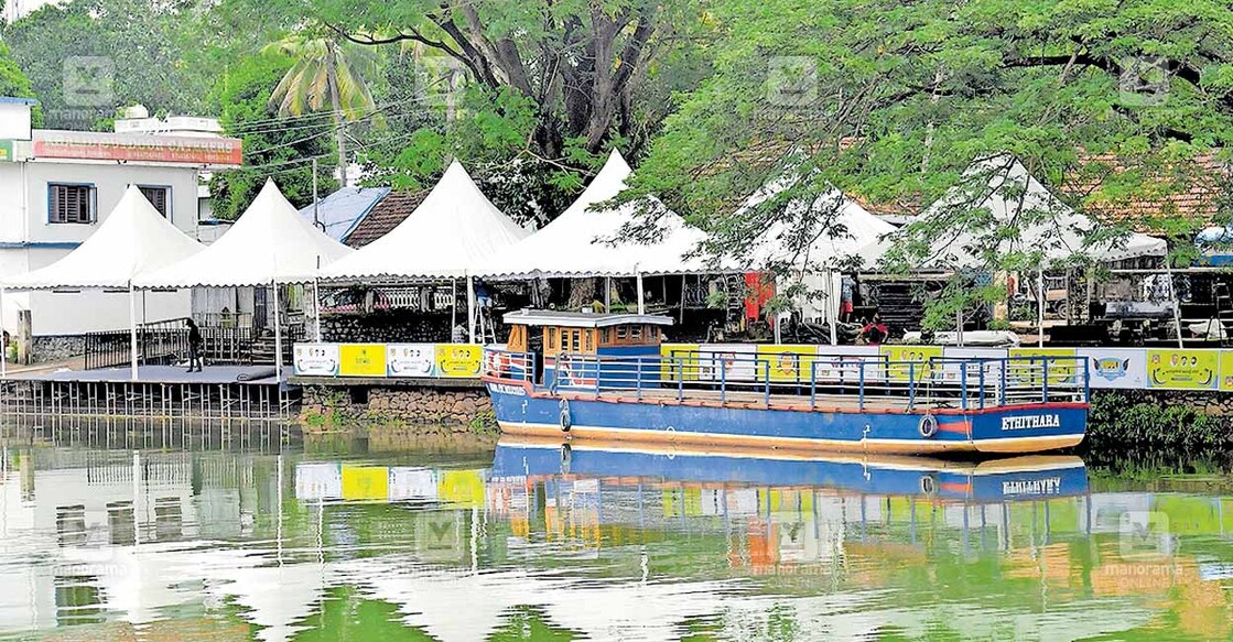 kottayam-boat-race കോട്ടയം മത്സര വള്ളംകളിക്കായി തയാറാക്കിയ മുഖ്യ പവിലിയൻ.