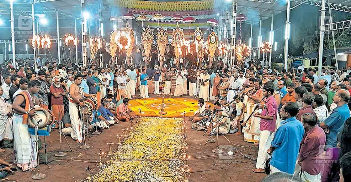 തുറവൂർ മഹാക്ഷേത്രത്തിൽ ദീപാവലി ഉത്സവത്തോടനുബന്ധിച്ച് നടന്ന കൂട്ടിയെഴുന്നള്ളത്ത്