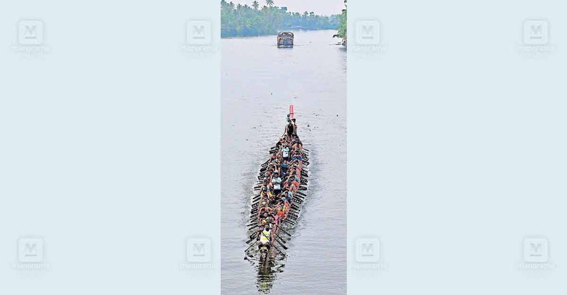 kainakary-jalotsavam-champions-boat-league ഇന്ന് നടക്കുന്ന കൈനകരി ജലോത്സവത്തിനായി വീയപുരം ചുണ്ടനിൽ കൈനകരി വില്ലേജ് ബോട്ട് ക്ലബ് നെടുമുടി ആറ്റിൽ പരിശീലനം നടത്തുന്നു. ചിത്രം: മനോരമ