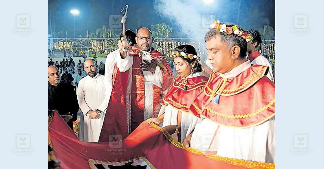 അർത്തുങ്കൽ സെന്റ് ആൻഡ്രൂസ് ബസിലിക്കയിൽ വിശുദ്ധ അന്ത്രയോസ് ശ്ലീഹായുടെ തിരുനാൾ കൊടിയേറ്റിന് ബസിലിക്ക റെക്ടർ ഡോ.ഫാ. യേശുദാസ് കാട്ടുങ്കൽ തൈയ്യിൽ കൊടി ആശീർവദിക്കുന്നു.