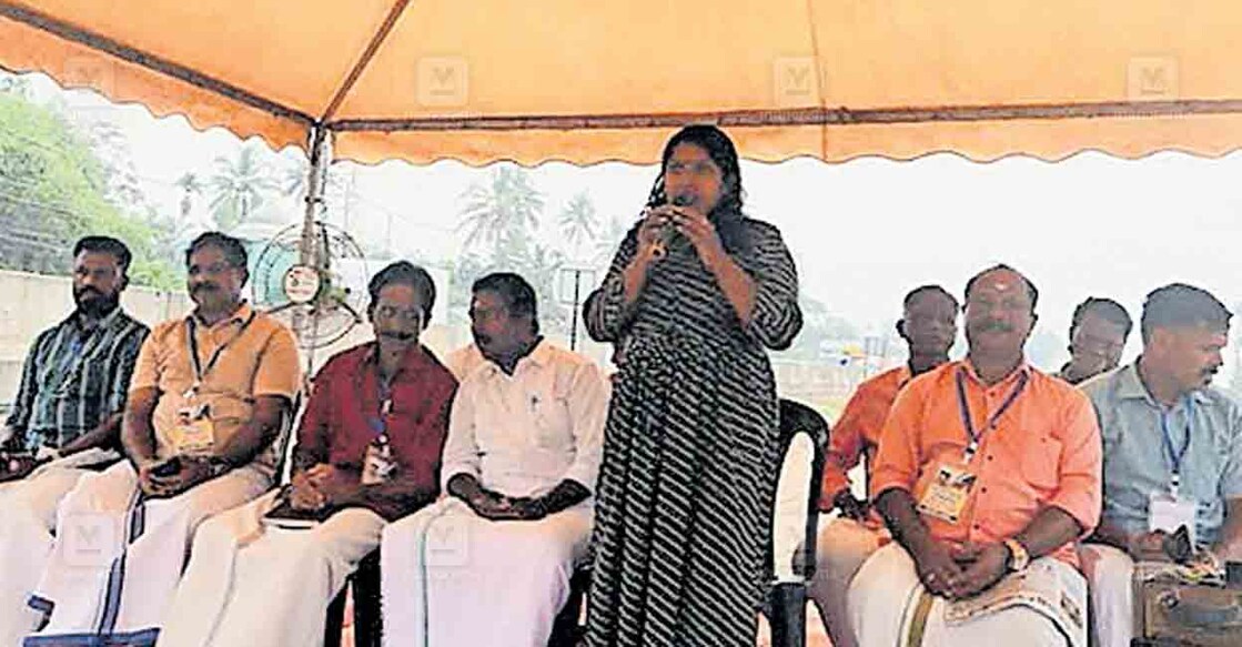 alappuzha-sheeba-rakesh പായൽക്കുളങ്ങരയിൽ ഉയരപ്പാതയോ, അടിപ്പാതയോ നിർമിക്കണമെന്ന ആവശ്യവുമായി ജനകീയ സമിതി ആരംഭിച്ച റിലേ സത്യഗ്രഹം ബ്ലോക്ക് പഞ്ചായത്ത് പ്രസിഡന്റ് ഷീബാരാകേഷ് ഉദ്ഘാടനം ചെയ്യുന്നു.