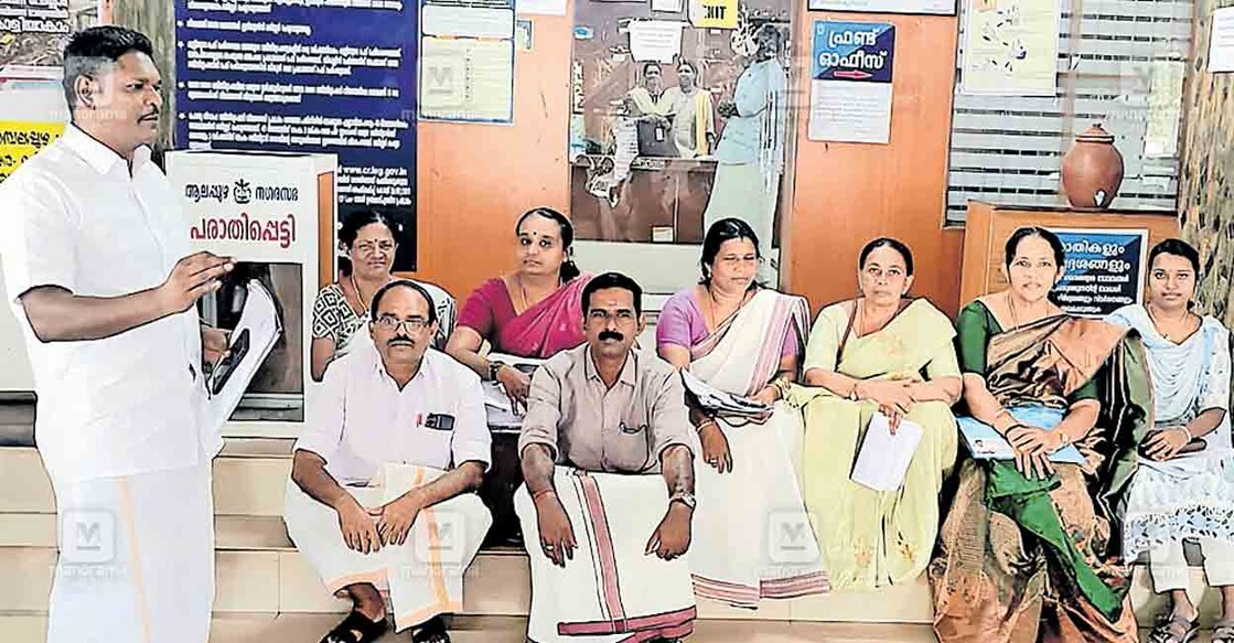 alappuzha-municipality-cleaning-section എംപ്ലോയ്മെന്റ് എക്സ്ചേഞ്ച് വഴിയല്ലാതെ വഴിവിട്ട നിയമനം നടത്താനുള്ള കൗൺസിൽ തീരുമാനത്തിലും, മോഷണത്തിന്റെ പേരിൽ നഗരസഭയിൽ നിന്നു പുറത്താക്കിയ ജീവനക്കാരനെ സ്ഥിരനിയമനത്തോടെ തിരികെ എടുക്കാനുമുള്ള കൗൺസിൽ അജണ്ടകളിലും വിയോജിച്ച് നഗരസഭ പ്രതിപക്ഷ അംഗങ്ങളുടെ നേതൃത്വത്തിൽ കൗൺസിൽ യോഗം ബഹിഷ്കരിച്ചു കൊണ്ട് നഗരസഭ പടിക്കൽ നടത്തിയ ധർണ യുഡിഎഫ് കക്ഷി നേതാവ് റീഗോ രാജു ഉദ്ഘാടനം ചെയ്യുന്നു.
