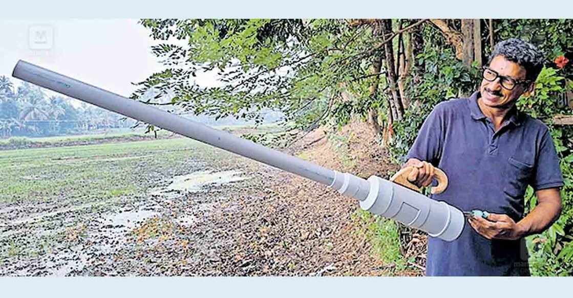 പാടശേഖരത്ത് പക്ഷികളെ തുരത്താൻ കർഷകനായ ജയൻ ജോസഫ് പുന്നപ്ര നിർമിച്ച ലൈറ്റർ തോക്ക്.
