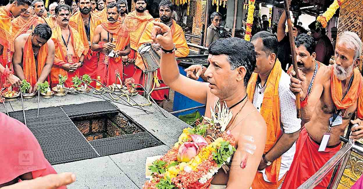 ചക്കുളത്തുകാവിൽ അടുപ്പു കാണിക്കൽ ചടങ്ങിന് സാക്ഷ്യം വഹിച്ച് ഭക്തജനങ്ങ ...