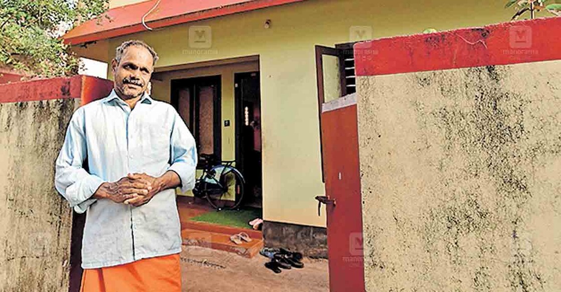 സജീവൻ ദുരിതബാധിതർക്ക് സർക്കാർ നൽകിയ വീടിനു മുന്നിൽ.
