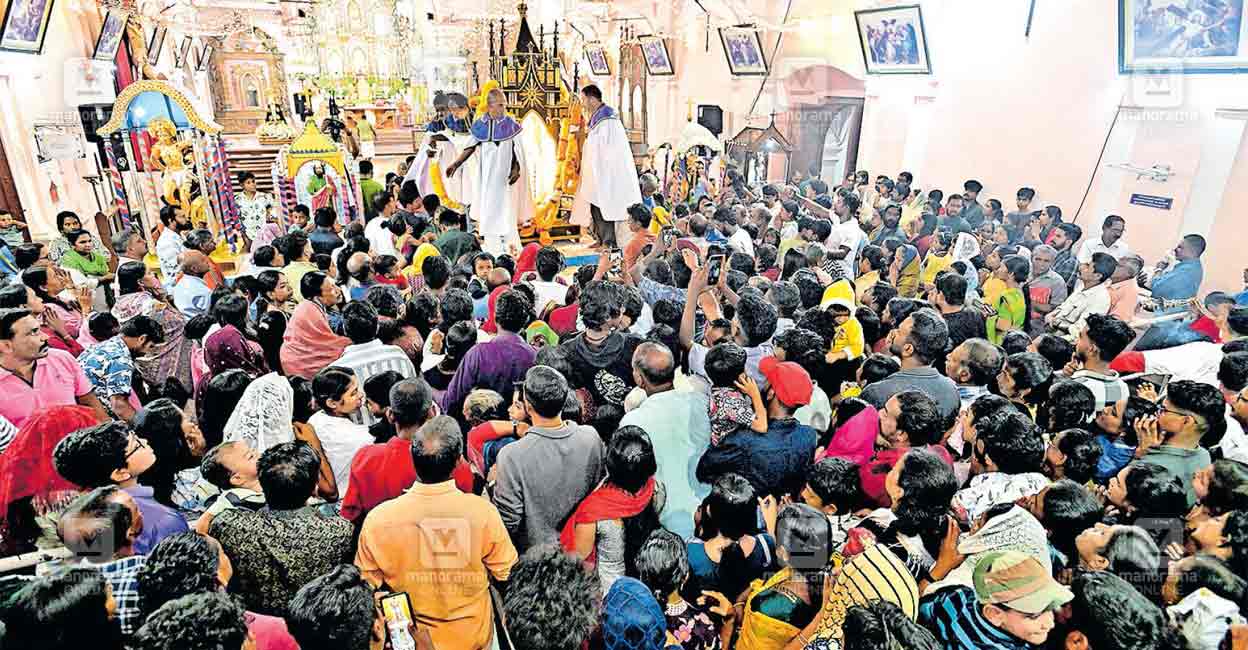 വിശ്വാസിസാഗരം സാക്ഷി, അമ്മയുടെ തിരുനട തുറന്നു; കടൽത്തീരം മുതൽ തുമ്പോളി ...