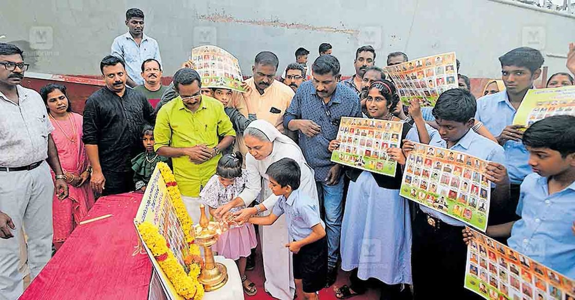 alappuzha-vedana-2019-function പുൽവാമ ആക്രമണത്തിൽ വീരമൃത്യു വരിച്ച സൈനികർക്ക് സ്മരണാഞ്ജലിയർപ്പിച്ച് സിആർപിഎഫ് ജവാന്മാരുടെ സംഘടനയായ ആലപ്പി റോയൽസ് ചാരിറ്റബിൾ സൊസൈറ്റിയും സേവ് ദ് ഫാമിലിയും ചേർന്ന് ആലപ്പുഴയിൽ സംഘടിപ്പിച്ച ‘വേദന 2019’ ചടങ്ങ് സാന്ത്വൻ സ്പെഷൽ സ്കൂൾ ഡയറക്ടർ സിസ്റ്റർ ലിൻഡ ജോസഫ് ഉദ്ഘാടനം ചെയ്യുന്നു. ചിത്രം:മനോരമ
