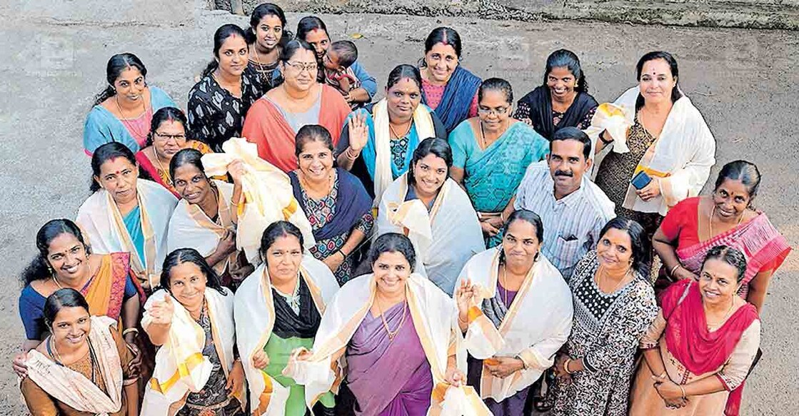 വിമാനയാത്രയ്ക്ക് പോകുന്ന ആലപ്പുഴ കൈതവന കീർത്തി കുടുംബശ്രീയിലെ അംഗങ്ങൾ നഗരസഭാ കൗൺസിലർ സജേഷ് ചക്കുപറമ്പിൽ, കുടുംബശ്രീ ചെയർപഴ്സൻ ഷീല മോഹൻ എന്നിവർക്കൊപ്പം. 								ചിത്രം: മനോരമ 