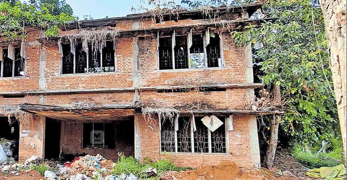 വണ്ടാനം കിഴക്ക് സുകുമാരക്കുറുപ്പ് നിർമിച്ച കെട്ടിടം അനാഥമായി കിടക്കുന്നു.