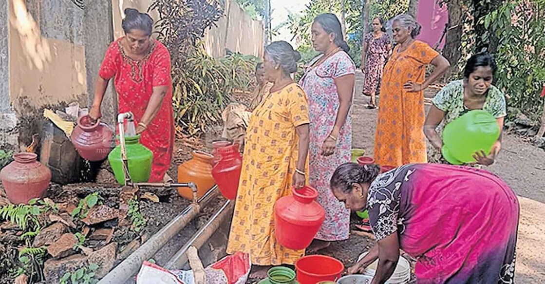 പാണ്ഡവൻപാറയിൽ പൊതുടാപ്പിൽ നിന്നു ശുദ്ധജലം ശേഖരിക്കുന്ന വീട്ടമ്മമാർ