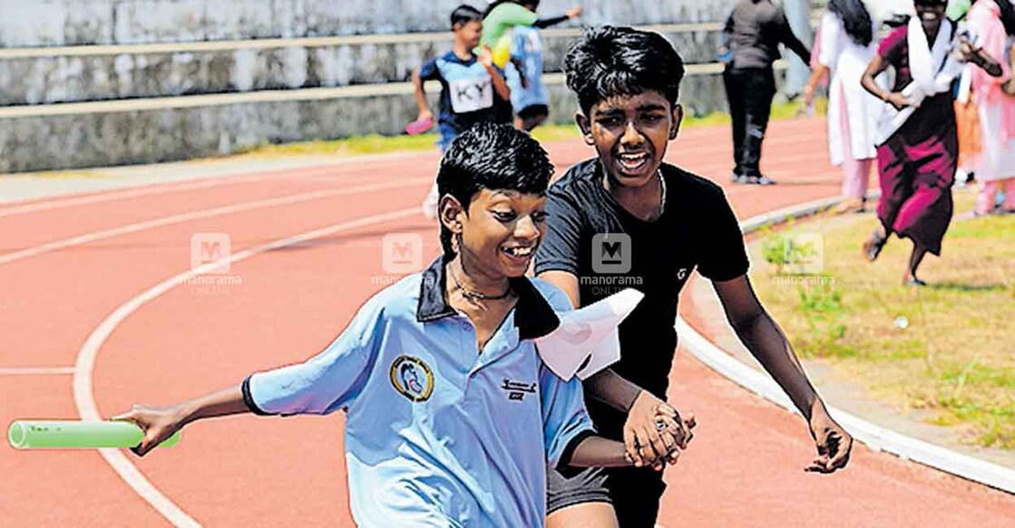 അലയൊതുങ്ങാത്ത ആഹ്ലാദം: കലവൂർ പ്രീതികുളങ്ങരയിൽ നടന്ന സമഗ്ര ശിക്ഷ കേരളം ‘ഉൾച്ചേർക്കൽ’ കായികോത്സവത്തിൽ അണ്ടർ 11 വിഭാഗം റിലേ മത്സരത്തിൽ പങ്കെടുത്ത കാഴ്ച്ച പരിമിതിയുള്ള കൃഷ്ണജിത്തിനെ ട്രാക്കിൽ ഓടാൻ സഹായിക്കുന്ന സുഹൃത്ത് ആൽബിൻ. ഇരുവരും ചെങ്ങന്നൂർ ബിആർസിയിലെ കുട്ടികളാണ്. ചിത്രം:സജിത്ത് ബാബു∙ മനോരമ