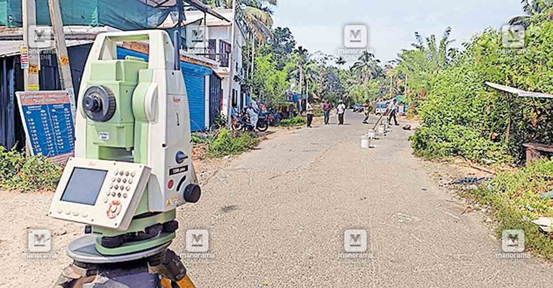 Alappuzha-new-bridge- മാക്കേക്കടവ് – നേരേകടവ് പാലം നിർമാണം പുനരാരംഭിക്കുന്നതിന്റെ ഭാഗമായുള്ള പൈലുകൾ സ്ഥാപിക്കുന്നതിന്റെ സ്ഥലം അളന്നു നിശ്ചയിക്കൽ നടന്നപ്പോൾ.