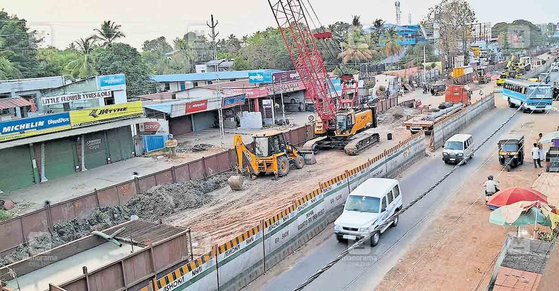 അരൂർ– തുറവൂ‍ർ ഉയരപ്പാതയുടെ നിർമാണം പുരോഗമിക്കുന്നു.
