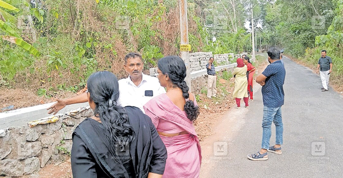 പ്ലാൻ, എസ്റ്റിമേറ്റ് എന്നിവയ്ക്കു വിരുദ്ധമായി കല്ലിമേൽ ജില്ലാ കൃഷിത്തോട്ടത്തിൽ മതിൽ നിർമിക്കുന്നു എന്ന ആരോപണം ഉയരുന്ന സ്ഥലം ഉദ്യോഗസ്ഥരും കോൺഗ്രസ് പ്രവർത്തകരും സന്ദർശിച്ചപ്പോൾ.  