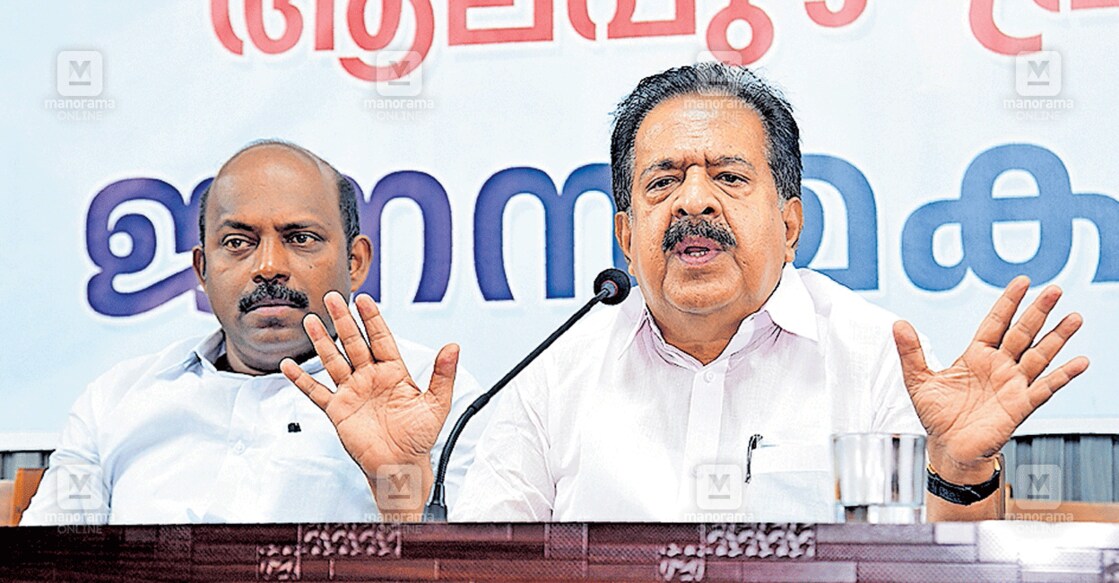 ലോകസഭ തിരഞ്ഞെടുപ്പിന്റെ ഭാഗമായി ആലപ്പുഴ പ്രസ്ക്ലബ് സംഘടിപ്പിച്ച ‘ജനസസമക്ഷം’ പരിപാടിയിൽ രമേശ് ചെന്നിത്തല എംഎൽഎ മാധ്യമങ്ങളോട് സംസാരിക്കുന്നു. എം.ലിജു സമീപം. ചിത്രം: മനോരമ  