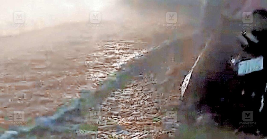  മങ്കൊമ്പ് തെക്കേക്കര ജംക്‌ഷനിലെ വെള്ളക്കെട്ട്.  