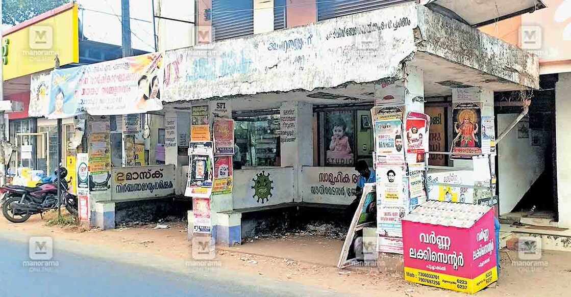 alappuzha-bus-stop പൂച്ചാക്കൽ വടക്കേക്കരയിലെ ബസ് കാത്തിരിപ്പുകേന്ദ്രം