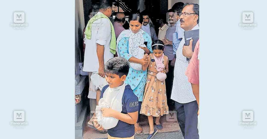 alappuzha-church ചെങ്ങന്നൂർ പഴയ സുറിയാനി പള്ളിയിൽ പെസഹ വ്യാഴാഴ്ച നടന്ന അവൽ നേർച്ചയിൽ അവൽ സ്വീകരിച്ചു മടങ്ങുന്നവർ.