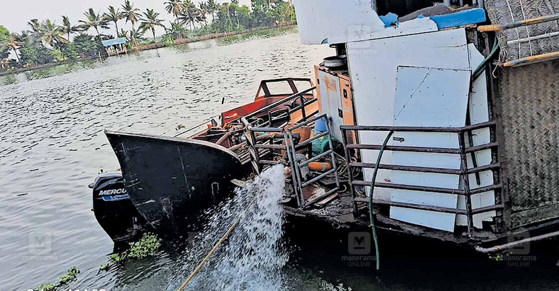 വെള്ളം കയറിയ ഹൗസ് ബോട്ടിൽ നിന്നും അഗ്നിരക്ഷാ സേനയുടെ നേതൃത്വത്തിൽ വെള്ളം പമ്പ് ചെയ്തു നീക്കുന്നു  