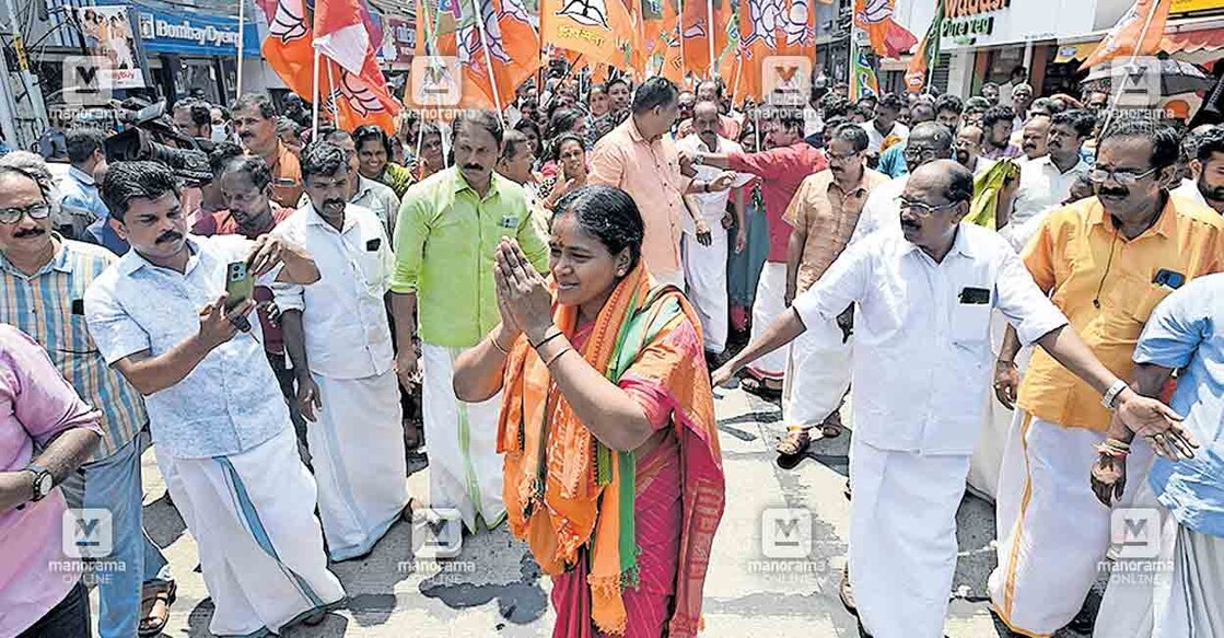 ലോക്‌സഭാ തിരഞ്ഞെടുപ്പിൽ മത്സരിക്കുന്ന ആലപ്പുഴയിലെ ബിജെപി സ്ഥാനാർഥി ശോഭ സുരേന്ദ്രൻ നഗരത്തിൽ നടത്തിയ റോഡ് ഷോയിൽ നിന്ന്.                                                     ചിത്രം : മനോരമ.  