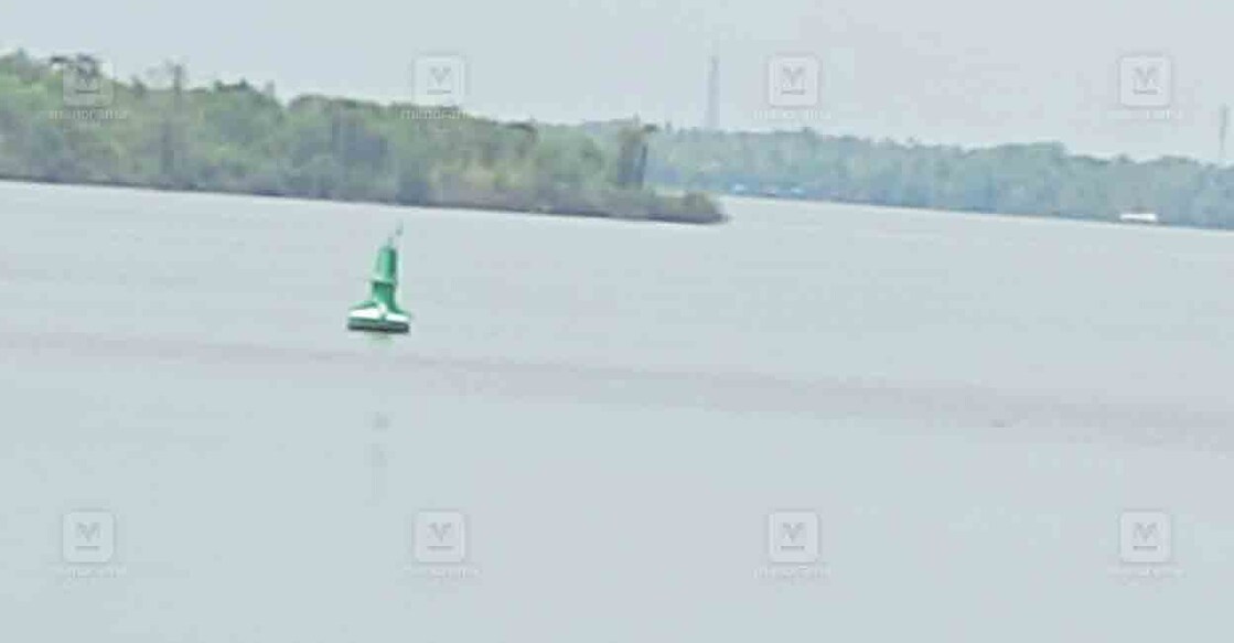 alappuzha-channel-boya തവണക്കടവ് – വൈക്കം ഫെറിയിലെ ഒഴുകിപ്പോയ ചാനൽ ബോയ.