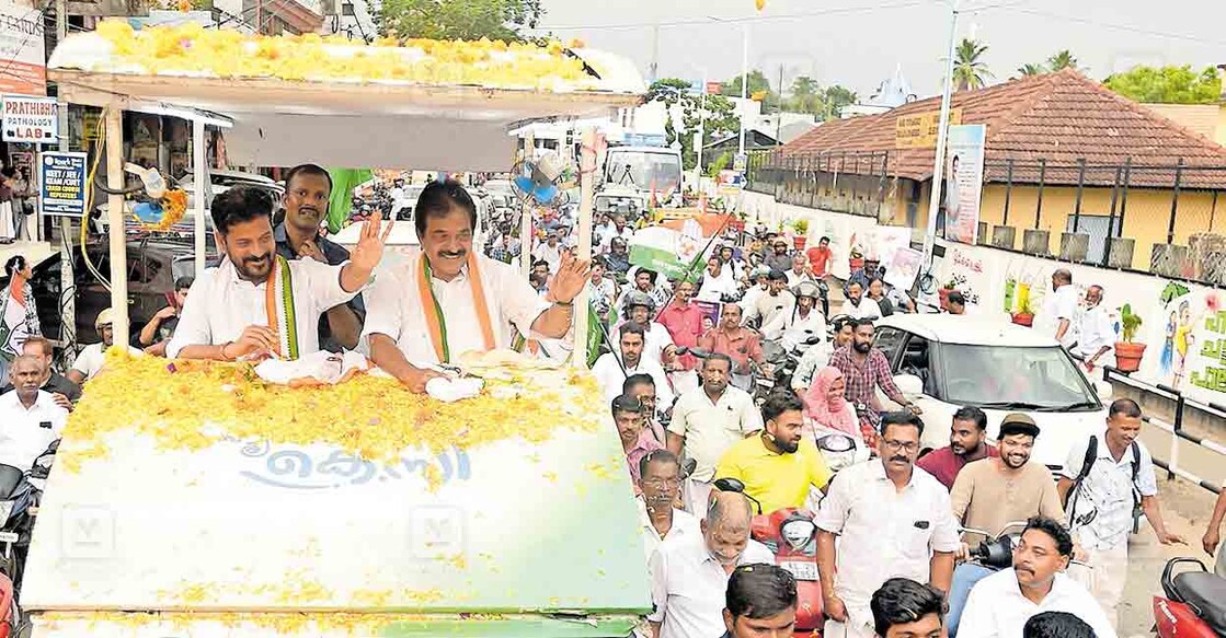 alappuzha-road-show-revanth-reddy-and-kc-venugopal ഇലക്ഷൻ പ്രചരണത്തിന്റെ ഭാഗമായി കായംകുളത്തു നടന്ന റോഡ്ഷോയിൽ പങ്കെടുക്കുന്ന തെലങ്കാന മുഖ്യമന്ത്രി രേവന്ത് റെഡ്ഡി ആലപ്പുഴ മണ്ഡലം യുഡിഎഫ് സാഥാനാർഥി കെ.സി.വേണുഗോപാൽ സമീപം. ചിത്രം : മനോരമ.