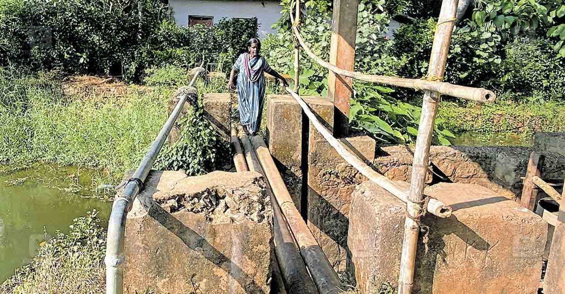 ചെന്നിത്തല തേവർകടവിലെ മോട്ടർപ്പുരയോടു ചേർന്നുള്ള ചീപ്പിൽ ടെലിഫോൺ തൂണും തടിയുമിട്ടു നൂൽപ്പാലം.  

