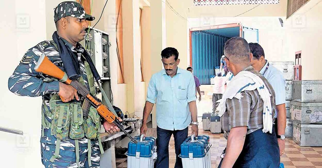ആലപ്പുഴ സെന്റ് ജോസഫ്സ് കോളജിലെ സ്ട്രോങ് റൂമിൽ സൂക്ഷിക്കാനെത്തിച്ച വോട്ടിങ് യന്ത്രങ്ങൾ. 