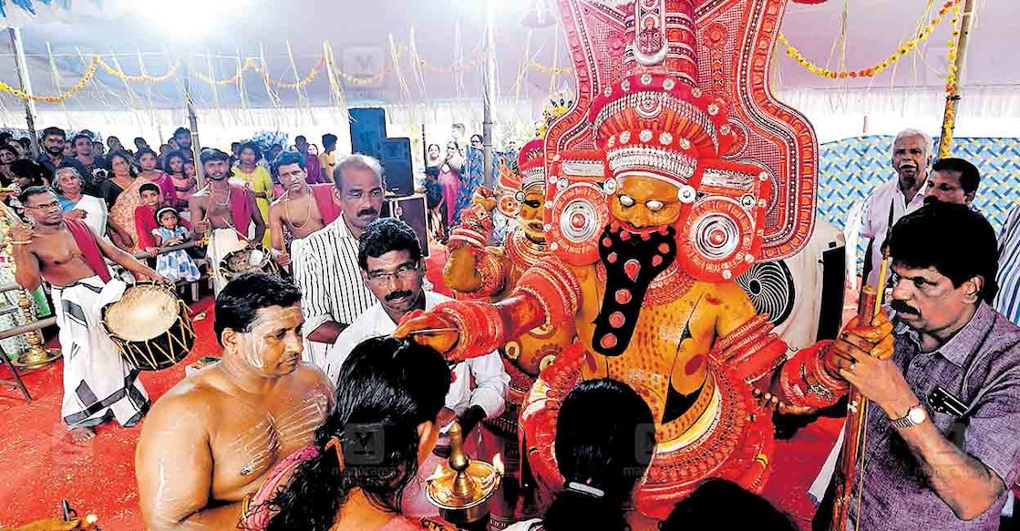 alappuzha-theyyam ആലപ്പുഴ കൈതവന എരുവംപറമ്പ് ധർമശാസ്താ ക്ഷേത്രത്തിൽ പറശ്ശിനിക്കടവ് മുത്തപ്പൻ സേവാസംഘത്തിന്റെ നേതൃത്വത്തിൽ നടന്ന മുത്തപ്പന്റെ വെള്ളാട്ടം.