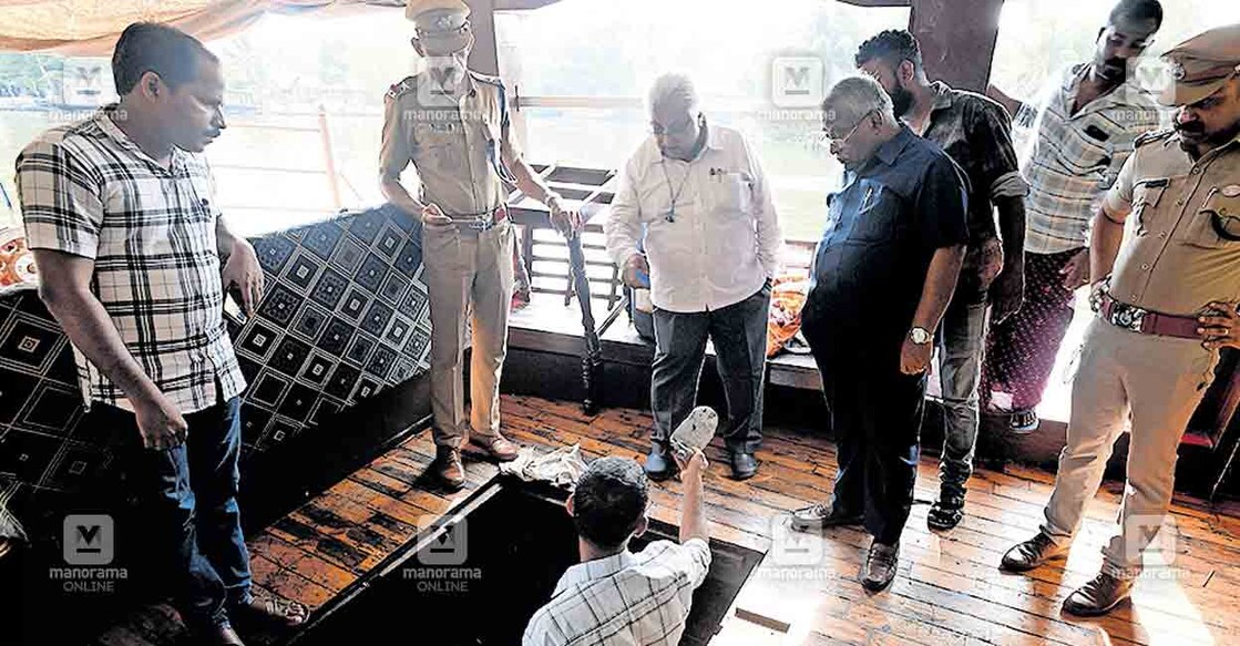 കഴിഞ്ഞ ദിവസം ആലപ്പുഴയിൽ അപകടത്തിൽപ്പെട്ട ഹൗസ് ബോട്ട്,  താനൂർ ബോട്ട് ദുരന്ത അന്വേഷണ കമ്മിഷൻ ചെയർമാൻ ജസ്റ്റിസ് വി.കെ. മോഹനനും തുറമുഖ വകുപ്പ് സർവേയർ ക്യാപ്റ്റൻ അലക്സ്  ആന്റണിയും ചേർന്ന് പരിശോധിക്കുന്നു. ചിത്രം : മനോരമ.  
