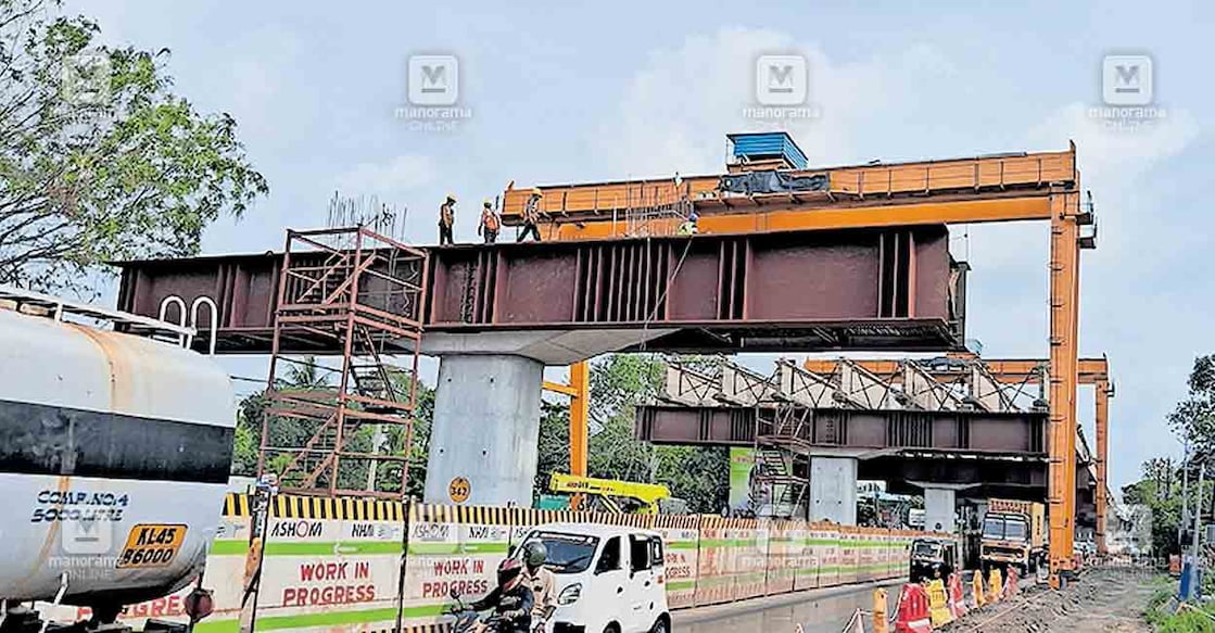 alappuzha-road-bridge-3 ഉയരപ്പാതയുടെ നിർമാണവുമായി ബന്ധപ്പെട്ട് കോൺക്രീറ്റ് ഗർഡറുകൾ സ്ഥാപിക്കുന്ന ജോലി നടക്കുന്നു.
