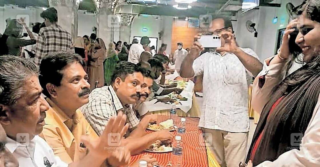 നഷ്യ നൗഷാദിന്റെ സംഘം ഭക്ഷണം തയാറാക്കിയ മാന്നാറിലെ 
വിവാഹ സൽക്കാരത്തിൽ പങ്കെടുത്ത മന്ത്രി സജി ചെറിയാൻ 
നഷ്യയോടൊപ്പം.  
