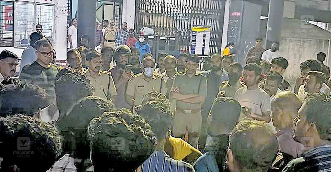 വയോധികയുടെ മൃതദേഹവുമായി മെഡിക്കൽ കോളജ് ആശുപത്രി അത്യാഹിത വിഭാഗത്തിനു മുൻപിൽ ബന്ധുക്കൾ സമരം നടത്തുന്നു  
