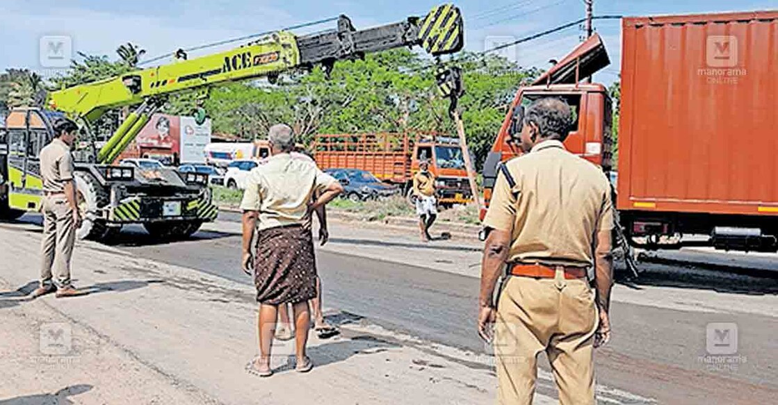 പട്ടണക്കാടിന് സമീപം ദേശീയപാതയിൽ തകരാറിലായ  ലോറി പാതയി‍ൽ നിന്നു ക്രെയിൻ ഉപയോഗിച്ച് നീക്കുന്നു.   
