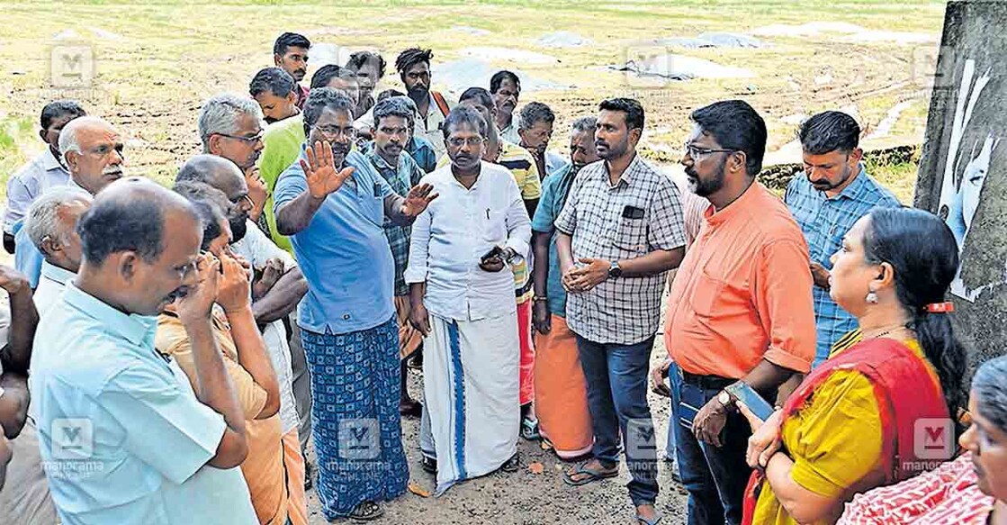 alappuzha-farmers-3 നെല്ലെടുക്കാത്തതിനെ തുടർന്ന് മാന്നാർ നാലുതോട് പാടശേഖരത്തിലെ കർഷകർ നടത്തിയ ഉപരോധസമരത്തിനിടയിൽ കൃഷി അസിസ്റ്റന്റ് ഡയറക്ടർ മായാ ഗോപാലകൃഷ്ണൻ കർഷകരുമായി ചർച്ച നടത്തുന്നു.
ചിത്രം: മനോരമ