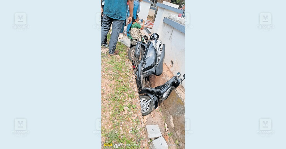 തട്ടാരമ്പലത്തിനു പടിഞ്ഞാറ് കണ്ണമംഗലം വില്ലേജ് ഓഫിസിനു മുൻവശത്തു സ്കൂട്ടർ ഓടയിൽ വീണപ്പോൾ.  