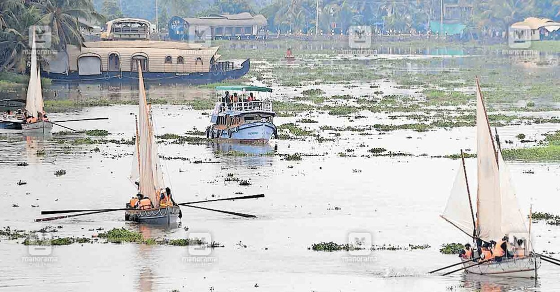 ആഞ്ഞങ്ങ് തുഴയാം... എൻസിസി കേരള ലക്ഷദ്വീപ് ഡയറക്ടറേറ്റിന്റെ നേവൽ വിങ് കെഡറ്റുകളുടെ കായൽ തുഴച്ചിൽ പര്യടനം ദേശീയ ജലപാത 3 വഴി ആലപ്പുഴ പള്ളാത്തുരുത്തിയിൽ എത്തിയപ്പോൾ. ലക്ഷദ്വീപിലെയും കേരളത്തിലെയും തിര‍ഞ്ഞെടുക്കപ്പെട്ട 65 കെഡറ്റുകൾ 3 ഡികെ വേലർ ബോട്ടുകളിലാണ് 
തുഴച്ചിൽ പര്യടനം നടത്തുന്നത്.  ചിത്രം : വിഘ്നേഷ് കൃഷ്ണമൂർത്തി / മനോരമ
