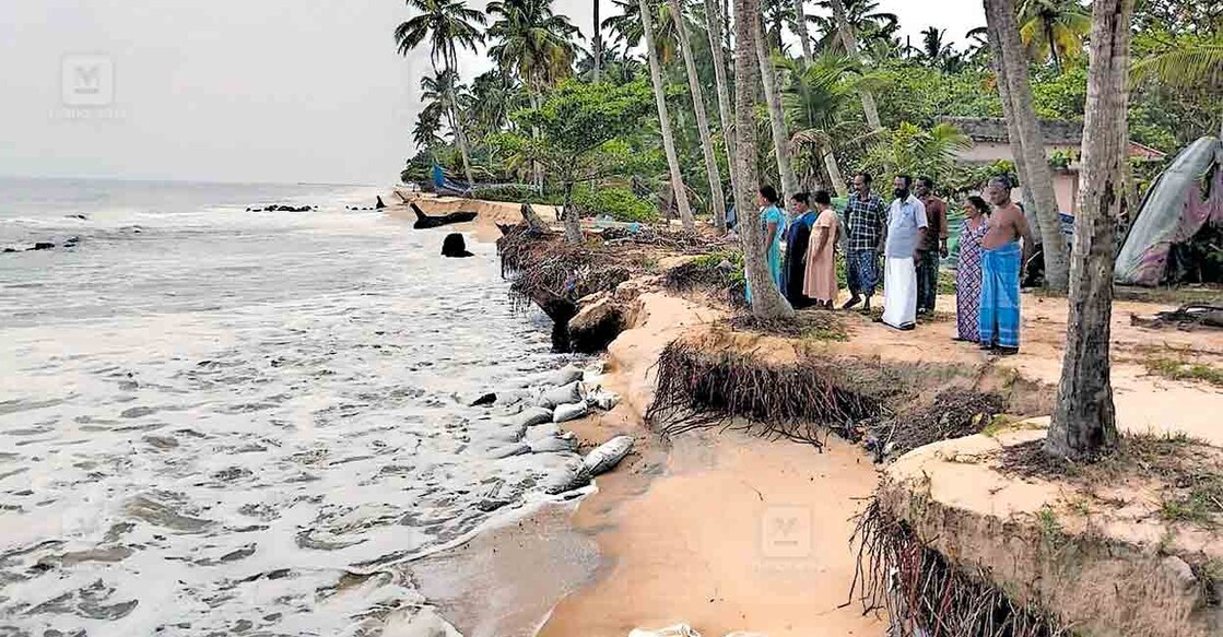 തിരമാലകൾ ശക്തമായ അർത്തുങ്കൽ തെക്ക് തിരുവിഴ തീരമേഖല.  