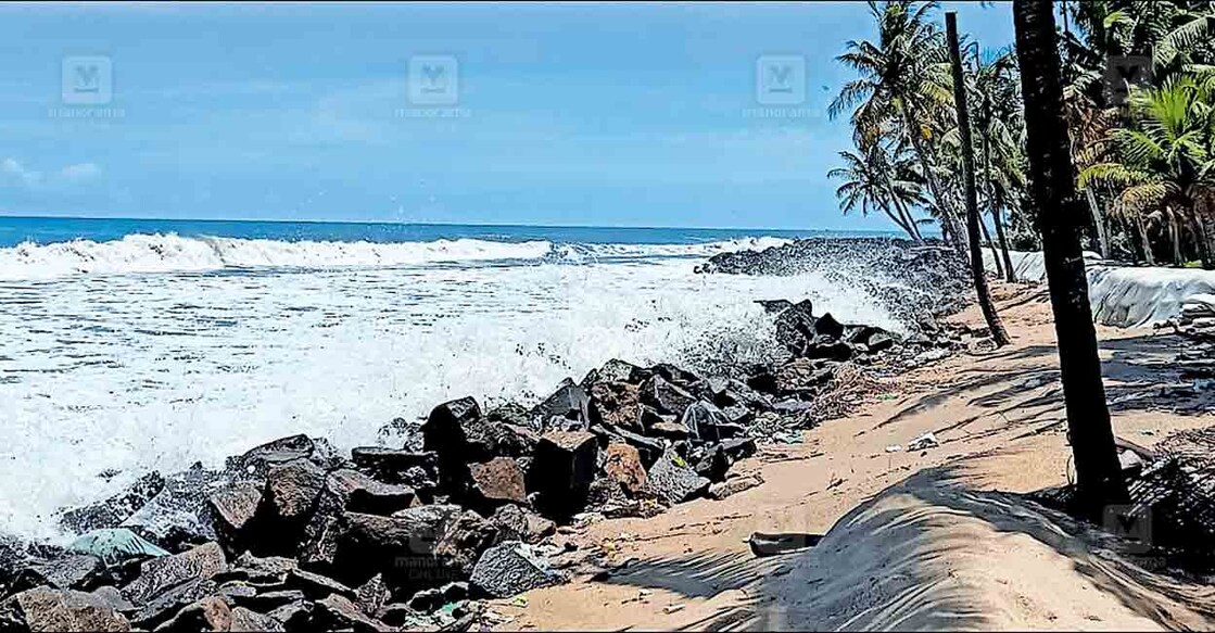 പള്ളിത്തോട് ഭാഗത്തെ തകർന്ന കടൽഭിത്തി.