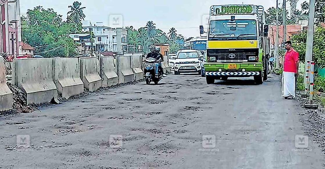 road-distroy ദേശീയപാത കാഞ്ഞൂരിനും ചേപ്പാടിനും മധ്യേ പൊട്ടിപ്പൊളിഞ്ഞ നിലയിൽ.