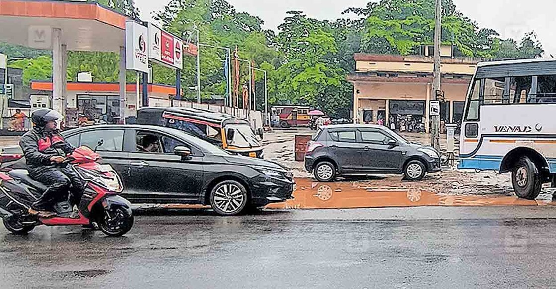 മാവേലിക്കര കെഎസ്ആർടിസി ബസ് സ്റ്റേഷനിലേക്കും പുറത്തേക്കുമുള്ള കവാടത്തിനു സമീപം വാഹനങ്ങൾ പാർക്ക് ചെയ്യുന്നതു കാരണം
ഉണ്ടാകുന്ന ഗതാഗതക്കുരുക്ക്.